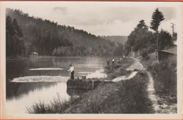 D88 - BRUYÈRES - LAC DE MONPLAISIR - Pêcheurs - CPM Petit Format En Noir Et Blanc - Bruyeres