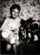 Photographie D'une Femme Avec Des Peluches éléphant Et Singe Et Nounours Habillés - 12.5x17cm - Noir Et Blanc - Objects