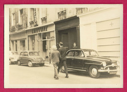 Photographie En Noir Et Blanc - Automobile - Véhicules à L'arrêt à Hauteur Du 13 Rue Saint-Sauveur à Paris - Cars