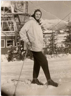 Photographie D'une Jeune Femme Aux Sports D'hiver - Neige - Lieu Non Identifié - Pliure Coin Droit De La Photo - 9x12cm - Sports