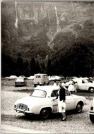 Photographie De Plusieurs Voitures Non Identifiées Et Un Van - 1960 Cirque Du Fer à Cheval - 10.5x14.5cm - Automobili