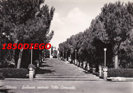 VITTORIA - SCALINATA CENTRALE VILLA COMUNALE F/GRANDE VIAGGIATA 1954 ANIMATA - Vittoria