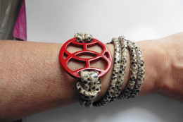 Bracelet / Collier De Créateur Cordon En Cuir De Serpent Beige Et Pièce En Laque Rouge Du Vietnam Fermoir Aimanté - Armbanden