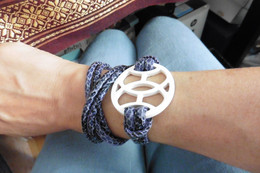 Bracelet / Collier De Créateur Cordon En Cuir De Serpent Bleu Et Pièce En Laque Blanche Du Vietnam Fermoir Aimanté - Bracelets