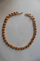 Collier Reproduction Des Musées Nationaux Feuilles De Laurier Plaqué Or Serti Rubis Saphirs émeraudes Cristaux - Collares/Cadenas