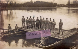 CARTE-PHOTO. 4 ° REGIMENT DU GENIE . EXERCICE DE PONTAGE SUR L ' ISERE - Manoeuvres