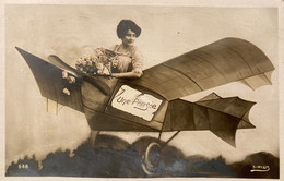 Surréalisme - Carte Photo - Une Pensée - Femme Dans Un Avion Avec Bouquet De Fleurs - Fotografía