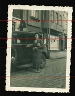 Orig. Foto Um 1930 Dame Vor Oldtimer In Neumünster, Kleinflecken 3 ?? - Neumuenster