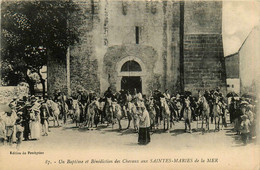 Les Saintes Maries De La Mer * Place De L'église * Un Baptême Et Bénédiction Des Chevaux - Saintes Maries De La Mer