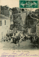 Les Baux * La Procession Dans Une Rue * Fête Religieuse Religion - Les-Baux-de-Provence