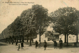 Argences * La Place De La République * Les écoles Et La Salle De Musique * Villageois - Autres & Non Classés