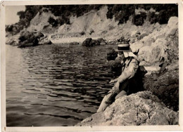 Photographie D'un Homme Avec Chapeau Canotier Et Tenue Civile A La Peche  - Crique - 18x13cm - Canne à Peche - Deportes