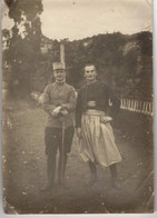 Photographie De Deux Militaires - Soldats - Zouaves - Tirailleur Algérien - 12x17cm - Pliures Au Coin Voir Scann - War, Military