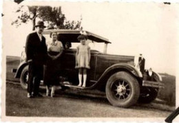 Photographie D'une Famille Devant Une Voiture Ancienne Non Identifiée - 9x6cm - Automobile