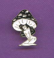 SUPERBE PINS  FEMME FILLE PIN UP CHAMPIGNON   W285 - Pin-ups