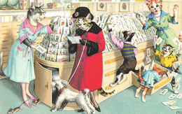 CP Animeaux Habillés - Chats Dans Une Boutique De Cartes Postales - Chien En Laisse Et Souris - Humour - Alfred Mainzer - Animales Vestidos