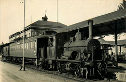 Gare , à Situer !* Carte Photo * Gare Locomotive Machine Train * Ligne Chemin De Fer - Estaciones Con Trenes