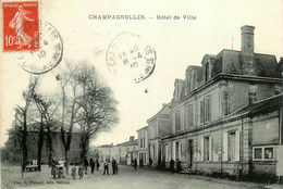 Champagnolles * La Place De L'hôtel De Ville * Villageois - Other & Unclassified