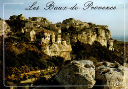LES BAUX DE PROVENCE ( BOUCHES DU RHONE )    LE VILLAGE DOMINE PAR LES RUINES . . . - Les-Baux-de-Provence