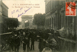 Rochefort Sur Mer * Le Marché Et La Porte De L'arsenal * Foire Marchands - Rochefort