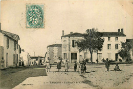 Taugon * La Place Du Village * Villageois - Other & Unclassified