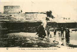 Royan * La Cueillette Des Huîtres Au Pied De La Jetée * Pêche - Royan