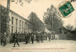 Saintes * La Sortie Des Ateliers Des Chemins De Fer De L'état * Ouvriers Usine - Saintes