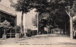 Nyons (Drôme) Avenue De La Gare, Saison été, Café - Edition Vve Paul Monnier - Carte De 1930 - Nyons