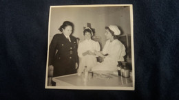 PHOTO DE 3  FEMMES DONT UNE CHEF ARMEE ? TRAVAILLANT A LA CROIX ROUGE 1952   FORMAT 6 PAR 6 CM - Anonyme Personen