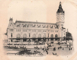 CPA Grand Format 18x14cm - Paris La Gare De Lyon - Très Animé - La Carte Est En Bon état Mais Poinçonnée (voir Scann) - Metro, Estaciones