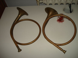 O3 / Lot De 2 Petits Cors De Chasse En Cuivre . Vènerie . Diamètre 20 Cm - Strumenti Musicali