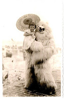 Repro. Photo Originale Déguisement D'Ours Blanc Polaire Eisbär Avec Fillette à L'ombrelle Dans Les Bras Vers 1930/40. - Persone