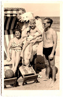 Photo Orig. Déguisement D'Ours Blanc Polaire Eisbär Avec Famille En Cabine De Plage Vers 1950/60. Foto Ludwig Ostseebad. - Persone Anonimi