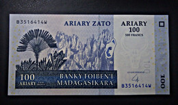 A5 MADAGASCAR  BILLETS DU MONDE WORLD BANKNOTES  100 ARIARY 2004 - Madagascar