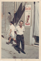 Foto - Uomo Adiacente Insegna Vintage Coca Cola - Cm 12,05 X 8,05 Circa - Anonymous Persons