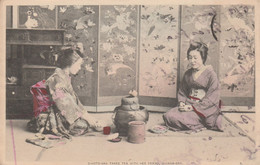 CPA  JAPON GHEISHA O KOTO  SAN TAKES TEA WITH O HANA SAN - Andere & Zonder Classificatie