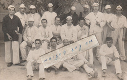 Delcampe - TUNIS - On Pose En 1927 ( Carte Photo ) 1/2 - Tunesien