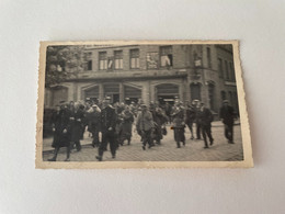 Nieuwpoort   FOTOKAART  Duitse Krijgsgevangenen Worden Weggeleid Op Einde Van De Tweede Wereldoorlog  Aan Hotel Pelikaan - Nieuwpoort