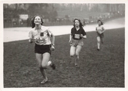 Photo 18 Fev 1945 - Femmes Avec Dossarts - Sport - Le Photographe Des Sportifs JAC  - 18x13cm - Deportes