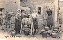 Divers  Non Classé.   14         Vie Normande.  Servantes Faisant Le Beurre        (voir Scan) - Other & Unclassified