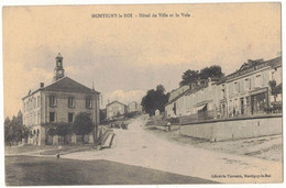 HAUTE MARNE MONTIGNY LE ROI : HÔTEL DE VILLE ET LA VOIE - DEVANTURE  CHAPELLERIE HORLOGER THEVENIN CHAUSSURE VANNERIE - Montigny Le Roi