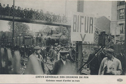 Locomotive En Gare Arrétée Par Grevistes ELD . Syndicat Communiste  Railway Strike - Stations - Met Treinen