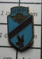 815c Pin's Pins / Beau Et Rare / THEME : SPORTS / PARACHUTISME UNP Par DUSEAUX De Vincennes - Paracaidismo