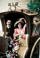 CPA  COUPLE DANS UNE VOITURE . PHOTO MONTAGE . WOMAN AND MAN  IN A CAR OLD PC - Couples