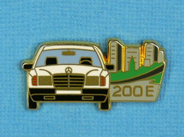 1 PIN'S //  ** MERCEDES BENZ 200 E BERLINE ** . (A.Bertrand Paris) - Mercedes