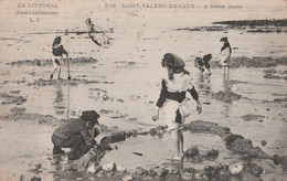 SAINT VALERY EN CAUX   A MAREE BASSE  ENFANTS JOUANT DANS LE SABLE   VOIR VERSO CPA  CIRCULEE - Saint Valery Sur Somme