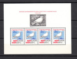 Czechoslovakia 1983,4V In Block,doves,birds,vogels,vögel,oiseaux,pajaros,uccelli,aves,MNH/Postfris(L3934) - Paons