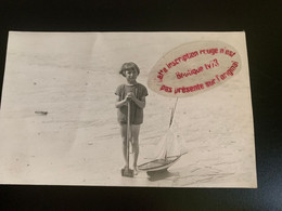 T0858 - Carte Photo Garçon Avec Jouet Bateau à Voile Sur La Plage - Jeux Et Jouets