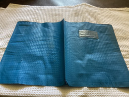 Ancien Protège Cahier En Plastique Bleu - Protège-cahiers