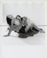 2 Elegant 70s Semi Nudes On Sheep Fur / Breast - Lesbian INT (Vintage Photo Master 60s/70s) - Unclassified